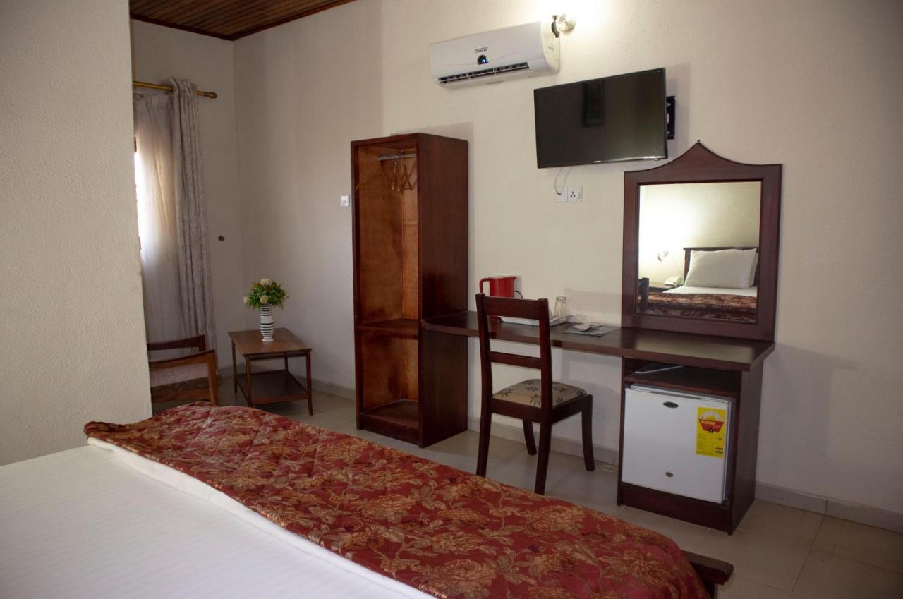 Lou Ralph Hotel Аккра Экстерьер фото